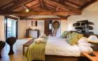 images/sejour-ardeche-maison-hotes/chambres-spacieuses-et-calmes-maison-hotes-de-charme/chambre-avec-vue-sur-les-cevennes/chambre12.jpg