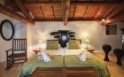 images/sejour-ardeche-maison-hotes/chambres-spacieuses-et-calmes-maison-hotes-de-charme/chambre-avec-vue-sur-les-cevennes/chambre13.jpg