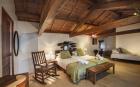 images/sejour-ardeche-maison-hotes/chambres-spacieuses-et-calmes-maison-hotes-de-charme/chambre-avec-vue-sur-les-cevennes/chambre14.jpg
