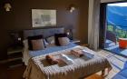 images/sejour-ardeche-maison-hotes/chambres-spacieuses-et-calmes-maison-hotes-de-charme/chambre-detente-montagne-nature-verdure/chambre_3-1.jpg