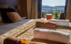 images/sejour-ardeche-maison-hotes/chambres-spacieuses-et-calmes-maison-hotes-de-charme/chambre-detente-montagne-nature-verdure/chambre_3-2.jpg