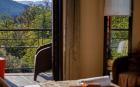 images/sejour-ardeche-maison-hotes/chambres-spacieuses-et-calmes-maison-hotes-de-charme/chambre-detente-montagne-nature-verdure/chambre_3-5.jpg