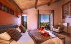 images/sejour-ardeche-maison-hotes/chambres-spacieuses-et-calmes-maison-hotes-de-charme/chambre-gite-avec-piscine-spa/chambre-a-louer-gite-ardeche-beaumont-france-castagnade_1.jpg