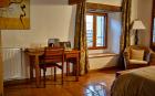 images/sejour-ardeche-maison-hotes/chambres-spacieuses-et-calmes-maison-hotes-de-charme/chambre-lumineuse-vue-imprenable-cevennes/chambre-picholine-petite-cour-verte_1.jpg