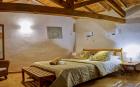 images/sejour-ardeche-maison-hotes/chambres-spacieuses-et-calmes-maison-hotes-de-charme/chambre-lumineuse-vue-imprenable-cevennes/chambre-picholine-petite-cour-verte_2.jpg