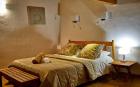 images/sejour-ardeche-maison-hotes/chambres-spacieuses-et-calmes-maison-hotes-de-charme/chambre-lumineuse-vue-imprenable-cevennes/chambre-picholine-petite-cour-verte_3.jpg
